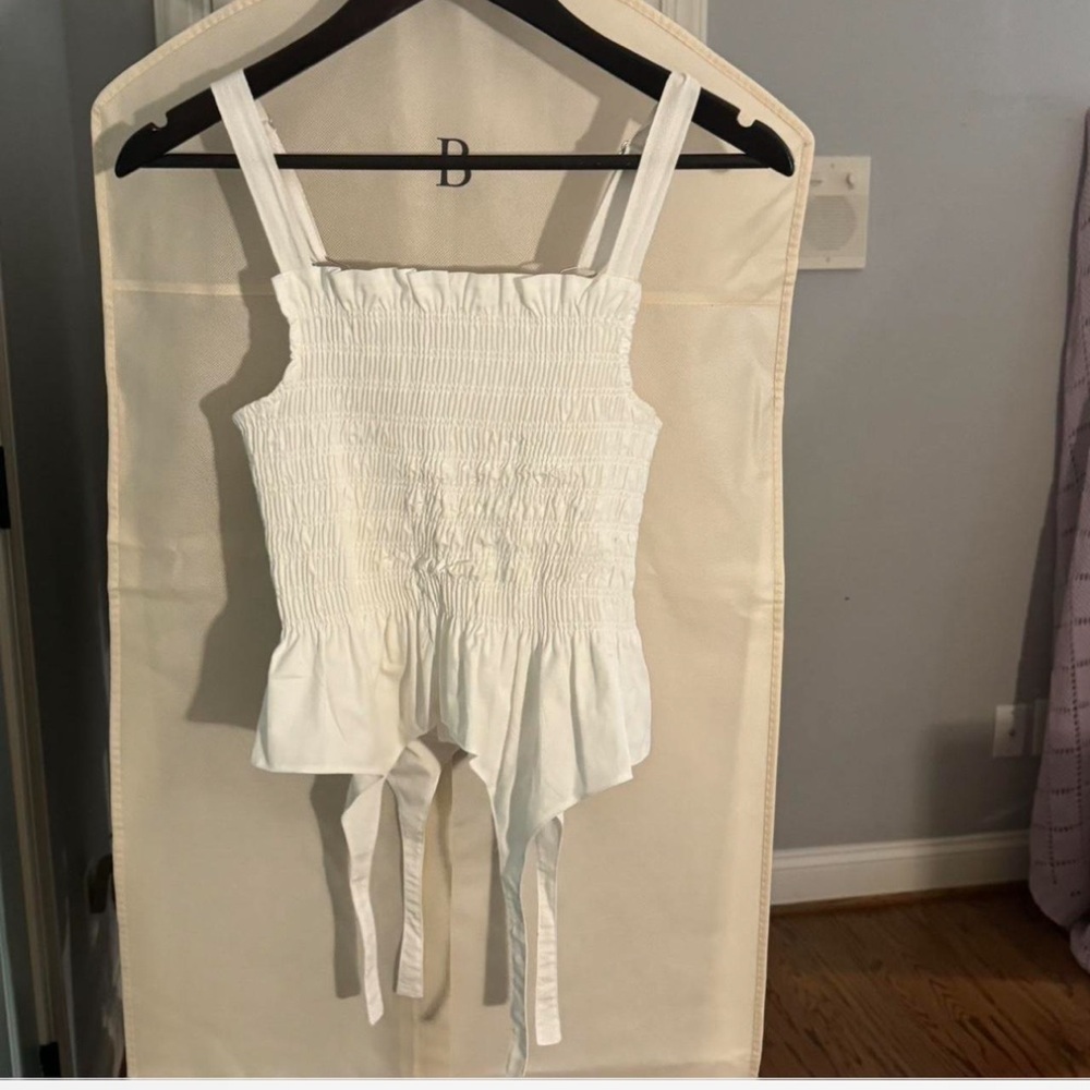 Urban Outfitters white top

Size S
New with tags
